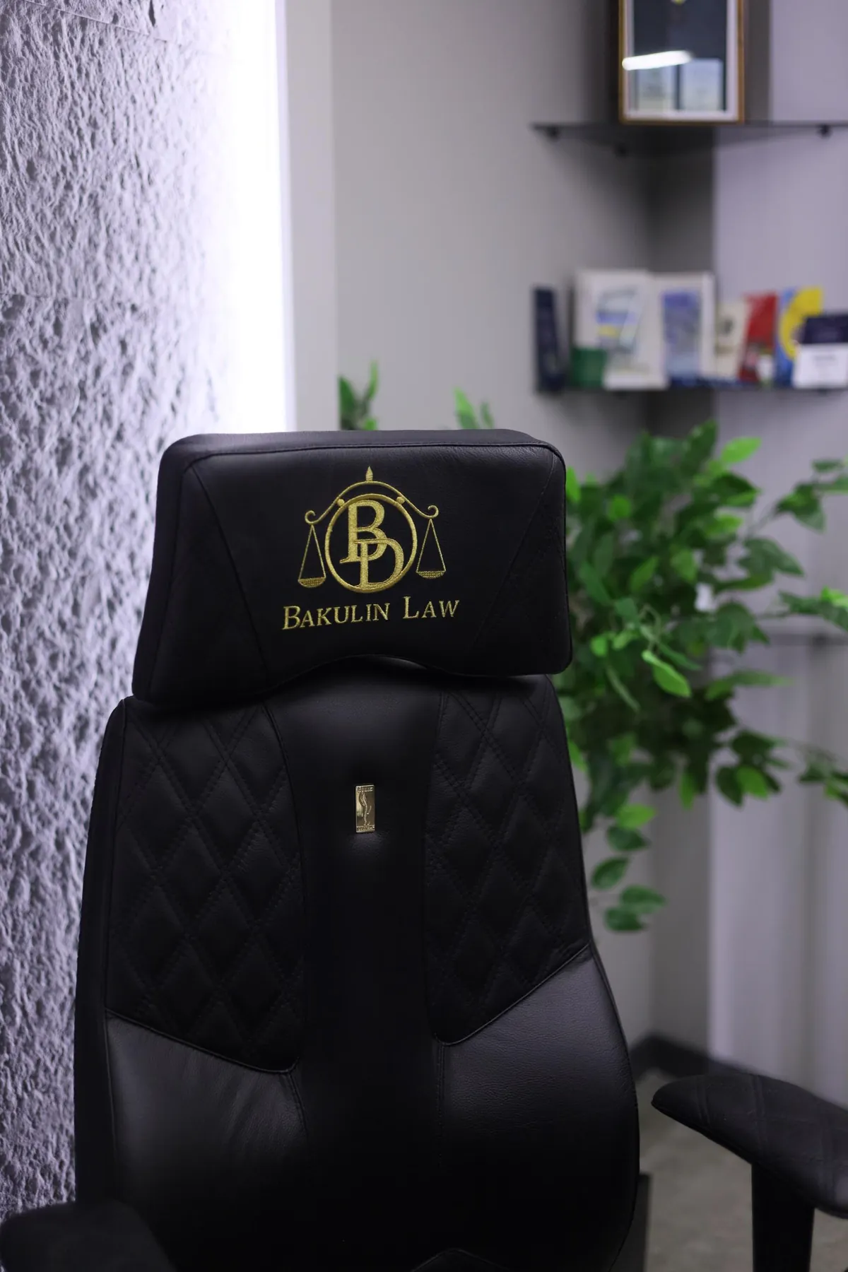 Шкіряне крісло адвоката з вишитим логотипом